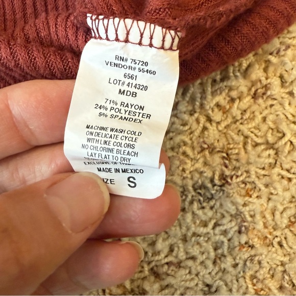 BKE Buckle Brushed Knit Ribbed Turtleneck Red Rust Color Size Small Open Back - Picture 8 of 11